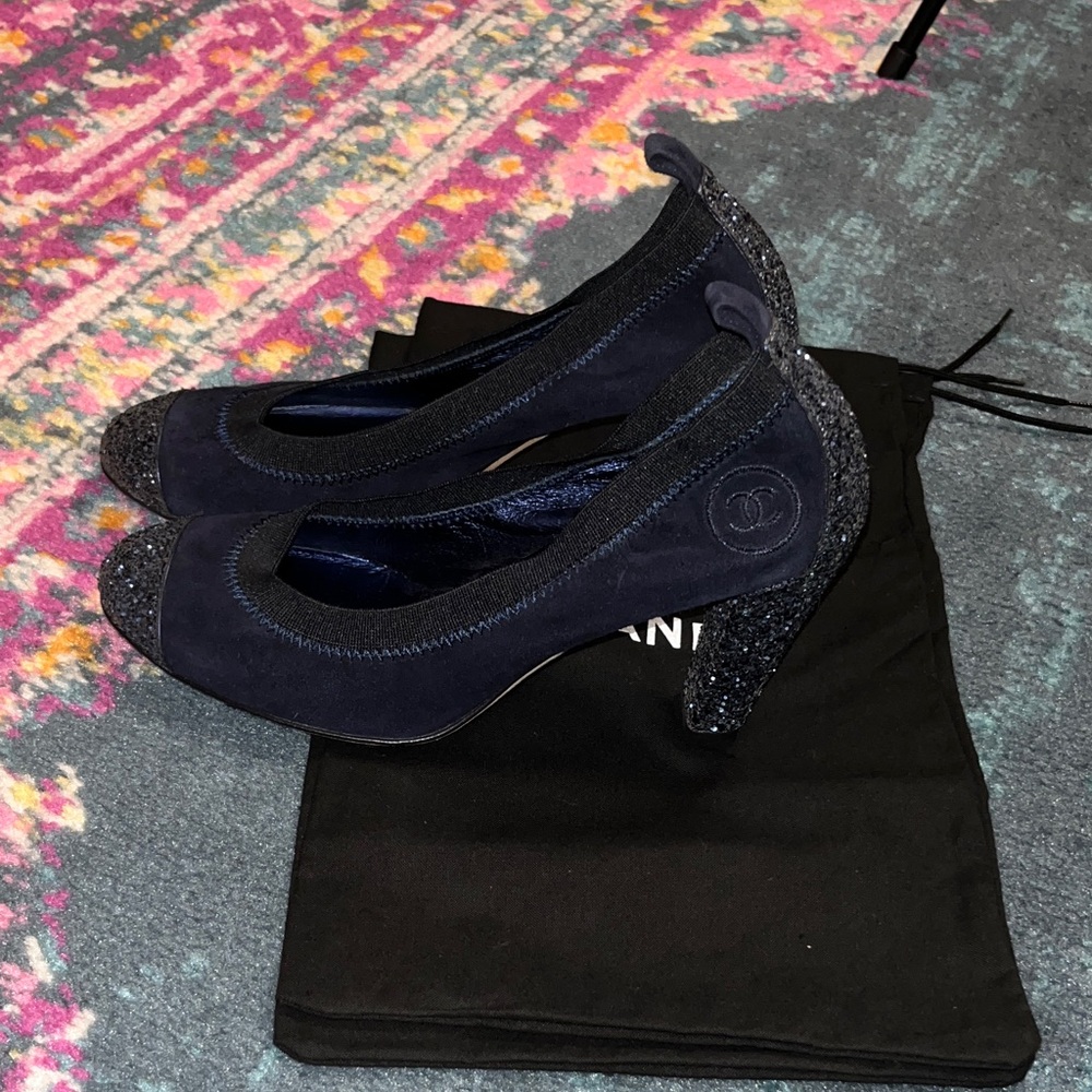 CHANEL interlocking CC Dark Blue Suede and Glitter Heels 37